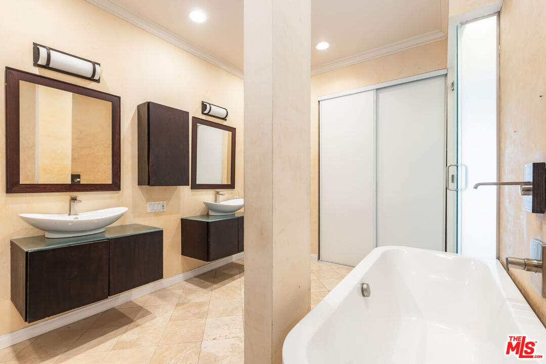 2324 S Beverly Glen Blvd Unit: 305