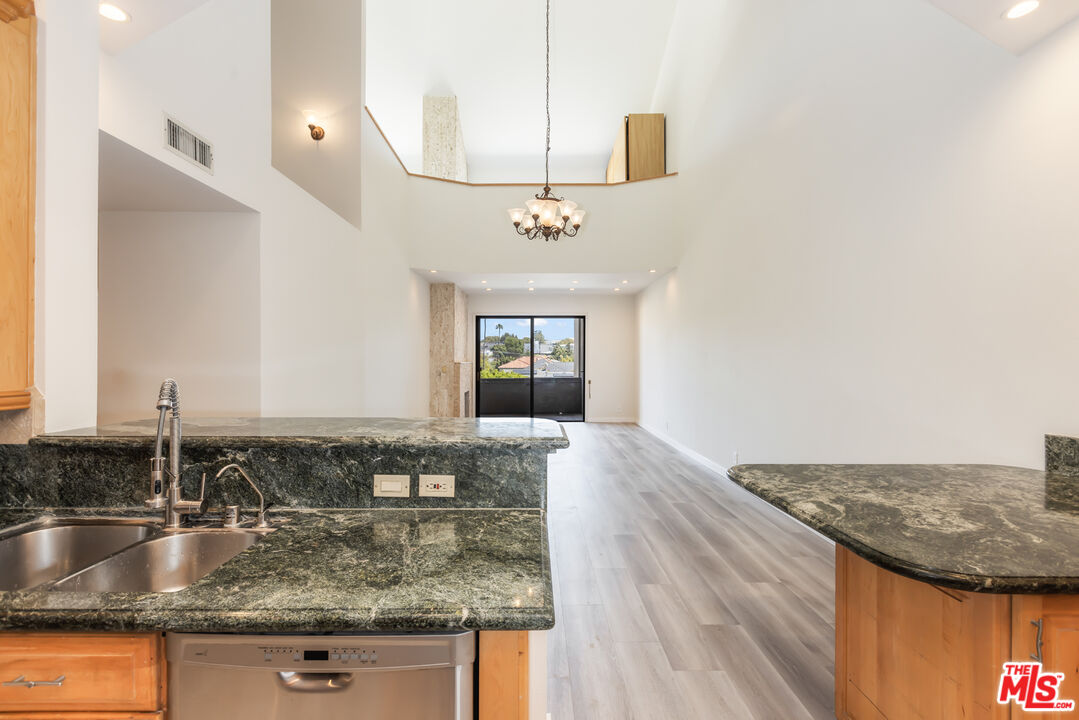 2324 S Beverly Glen Blvd Unit: 305