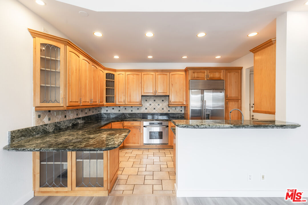 2324 S Beverly Glen Blvd Unit: 305