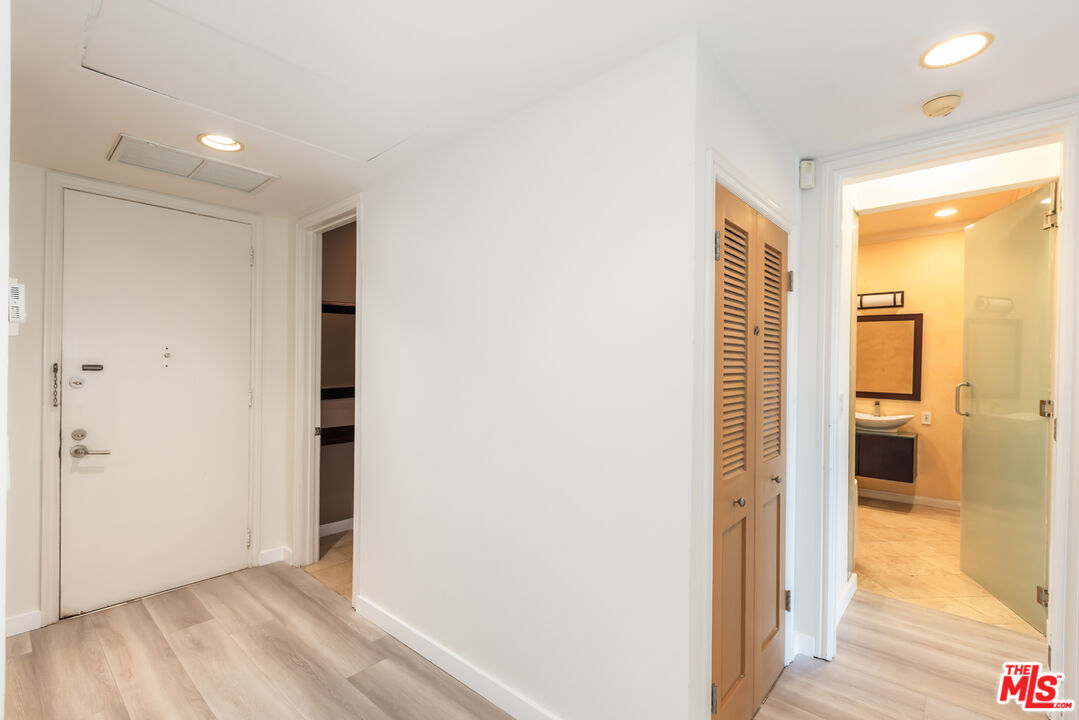 2324 S Beverly Glen Blvd Unit: 305