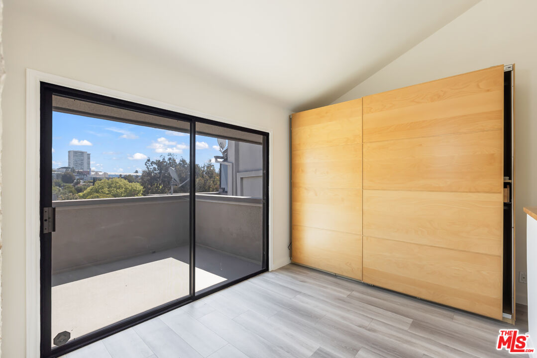 2324 S Beverly Glen Blvd Unit: 305