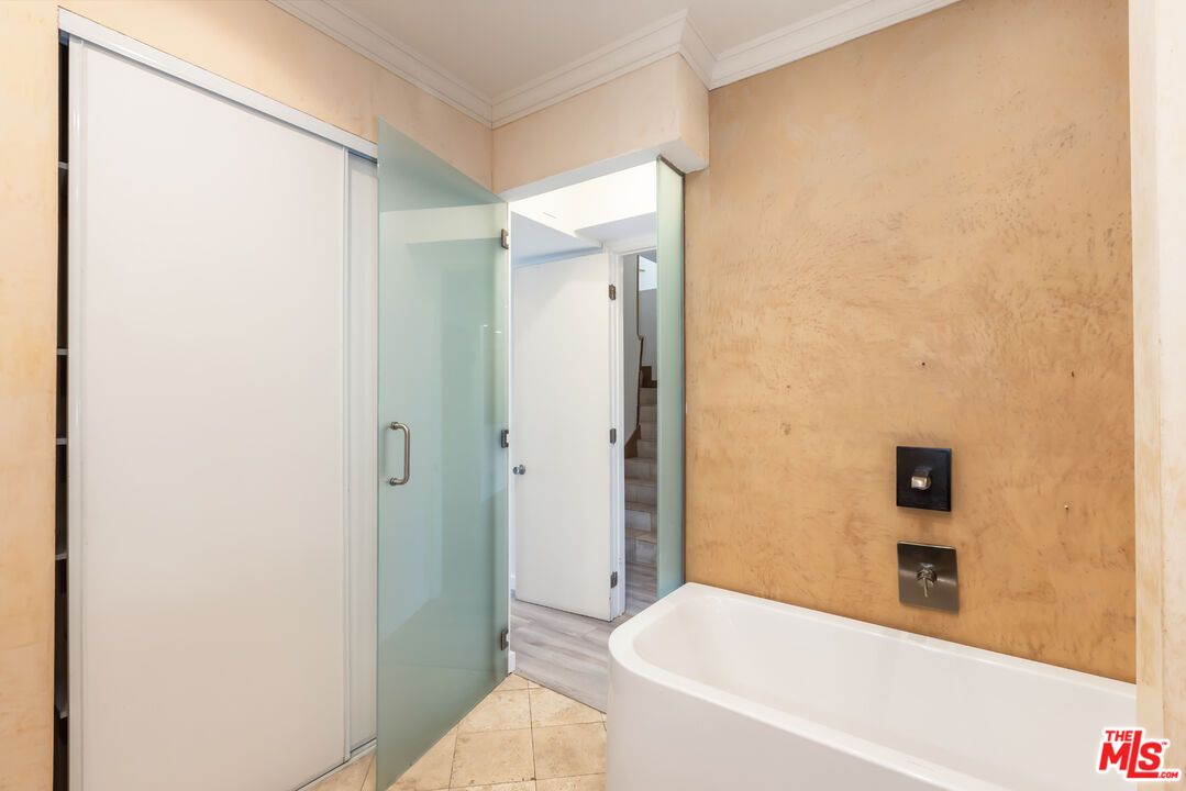 2324 S Beverly Glen Blvd Unit: 305