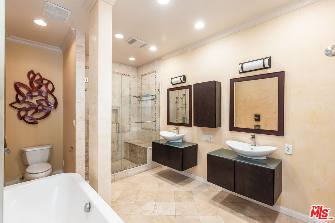 2324 S Beverly Glen Blvd Unit: 305