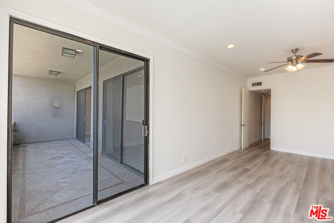 2324 S Beverly Glen Blvd Unit: 305