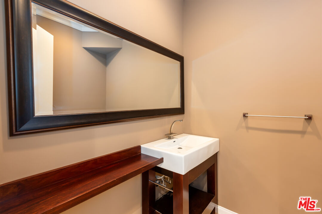 2324 S Beverly Glen Blvd Unit: 305