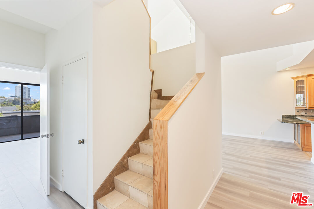 2324 S Beverly Glen Blvd Unit: 305