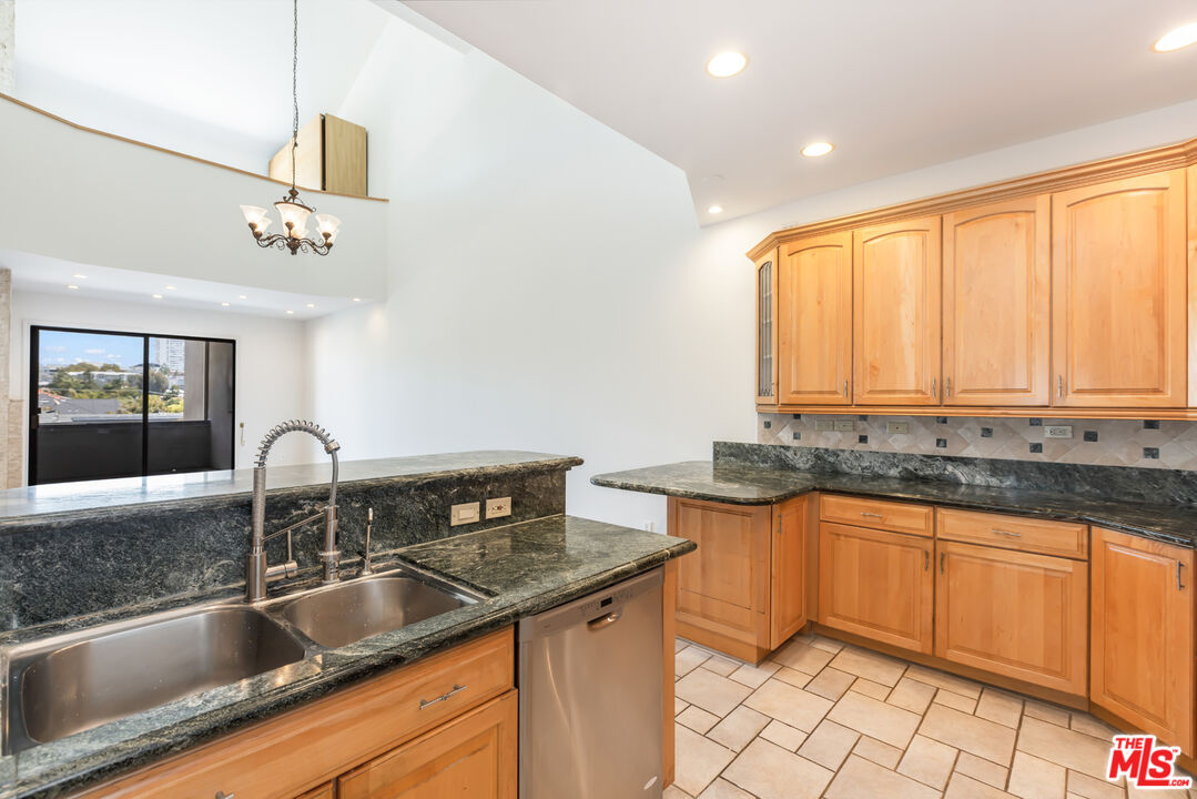 2324 S Beverly Glen Blvd Unit: 305