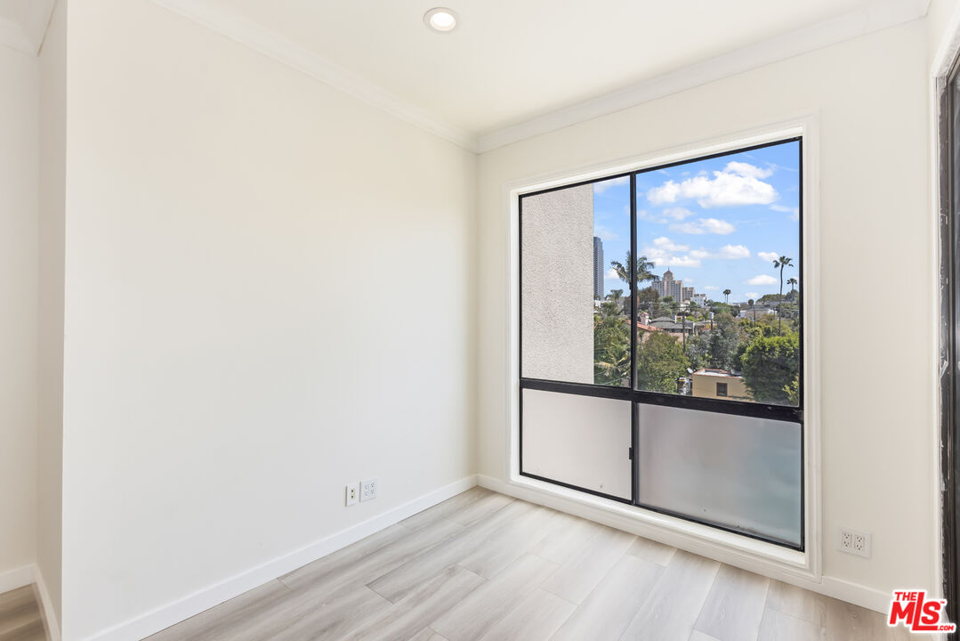 2324 S Beverly Glen Blvd Unit: 305