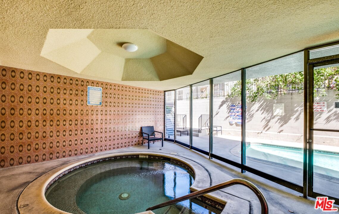 2324 S Beverly Glen Blvd Unit: 305