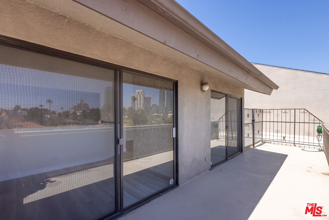 2324 S Beverly Glen Blvd Unit: 305