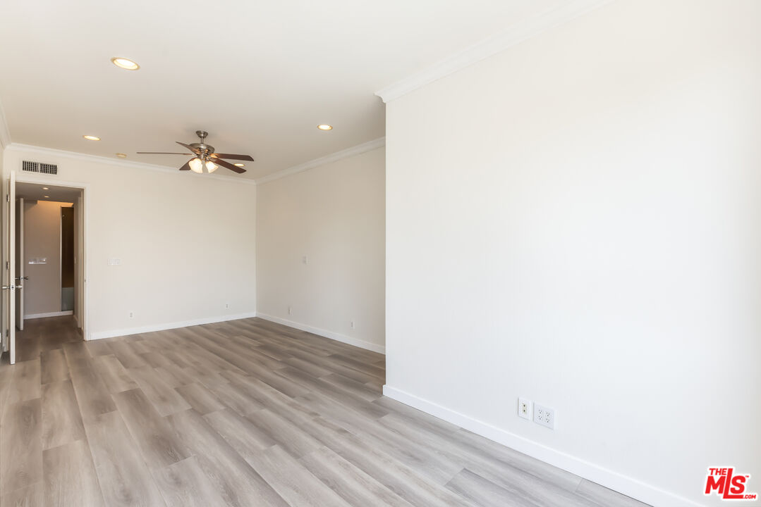 2324 S Beverly Glen Blvd Unit: 305