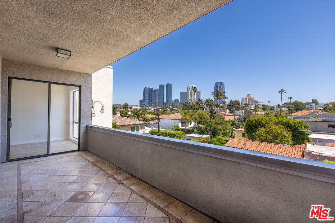 2324 S Beverly Glen Blvd Unit: 305