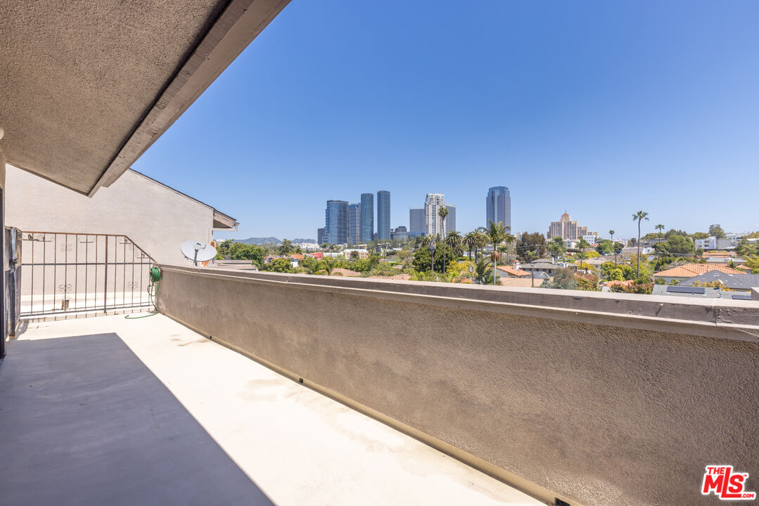 2324 S Beverly Glen Blvd Unit: 305