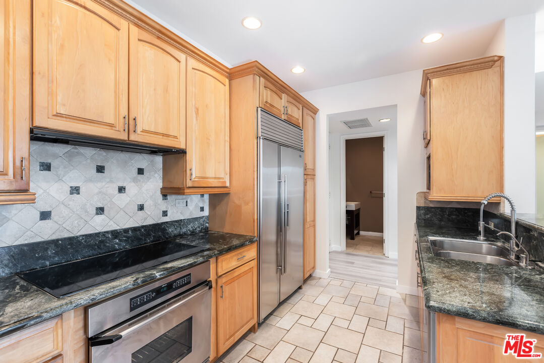 2324 S Beverly Glen Blvd Unit: 305