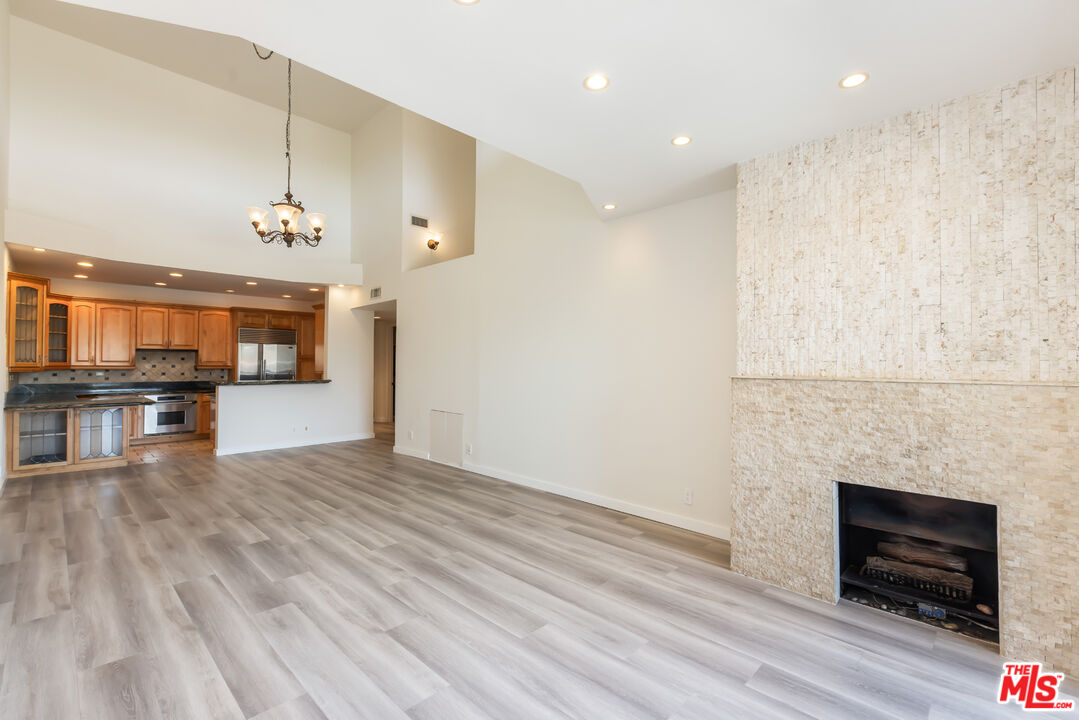 2324 S Beverly Glen Blvd Unit: 305