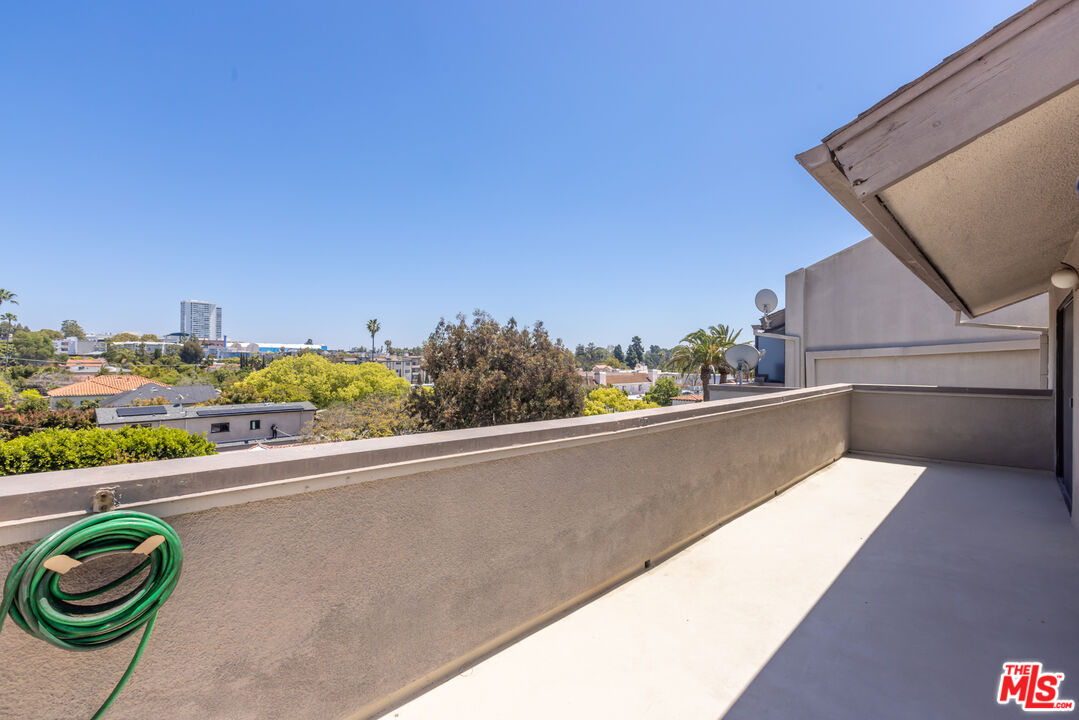2324 S Beverly Glen Blvd Unit: 305
