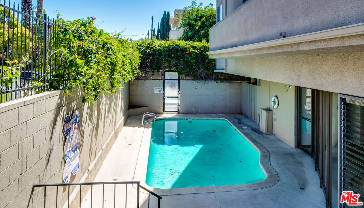 2324 S Beverly Glen Blvd Unit: 305