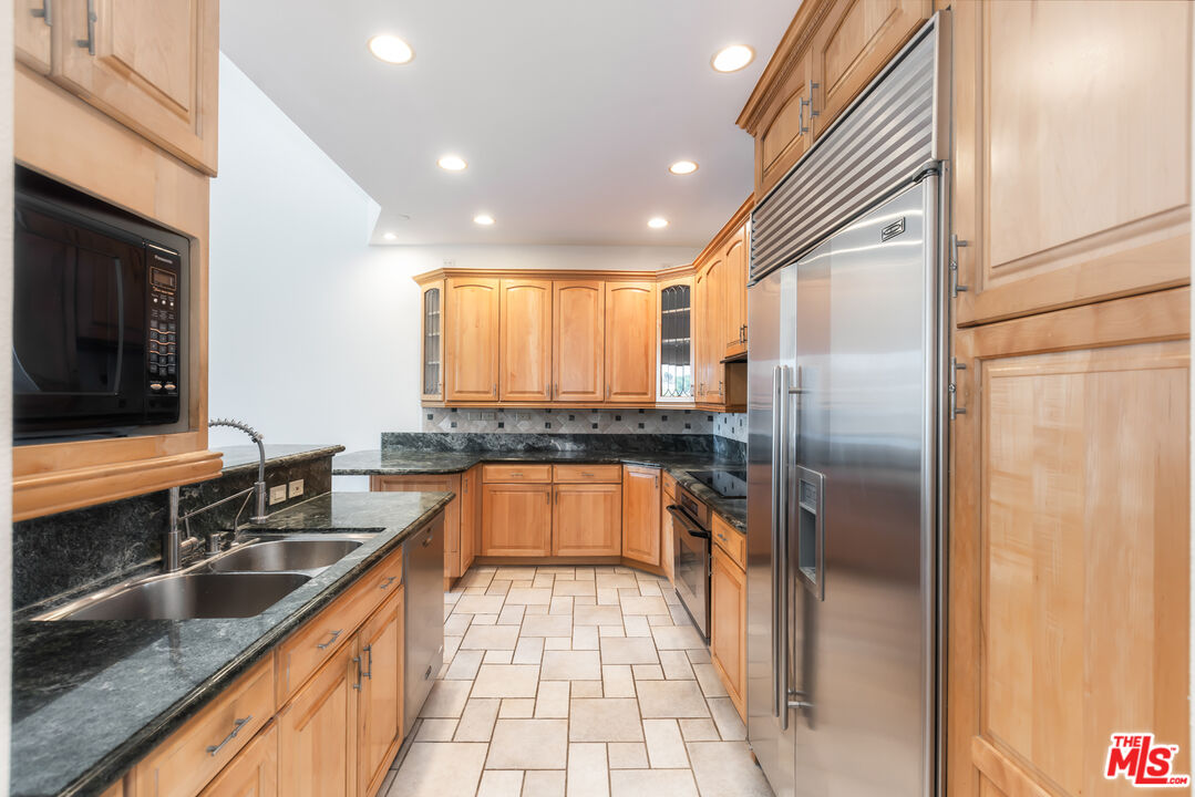 2324 S Beverly Glen Blvd Unit: 305