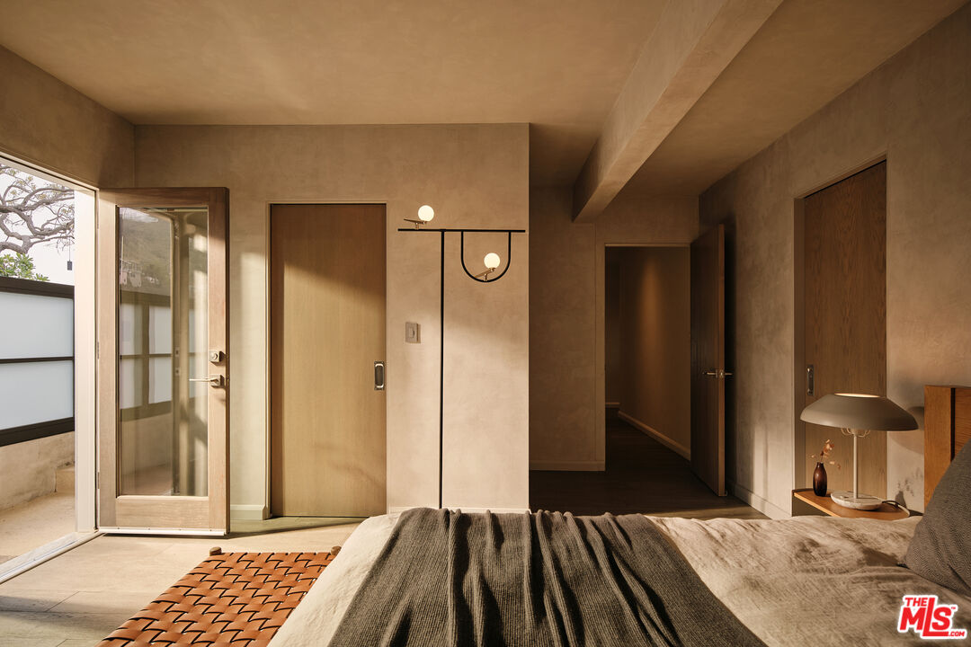 8521 W Hollywood Blvd