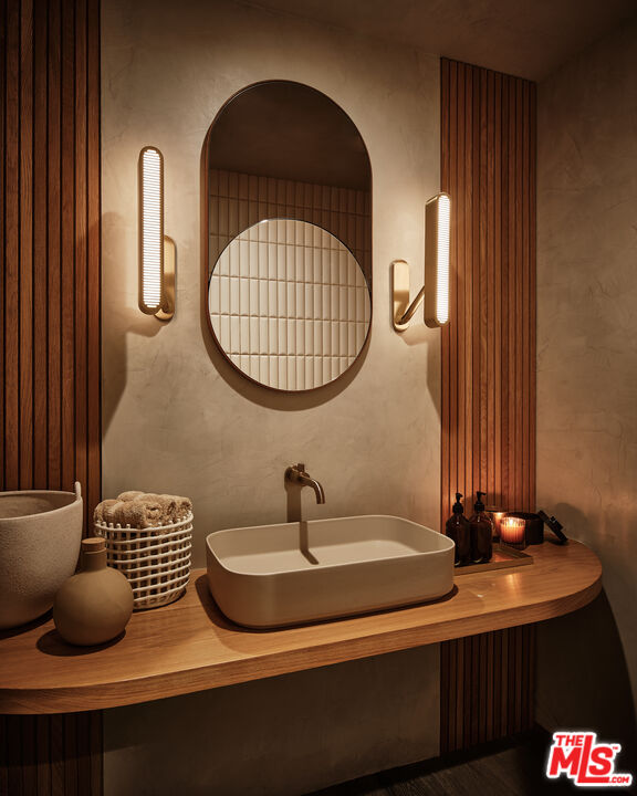 8521 W Hollywood Blvd