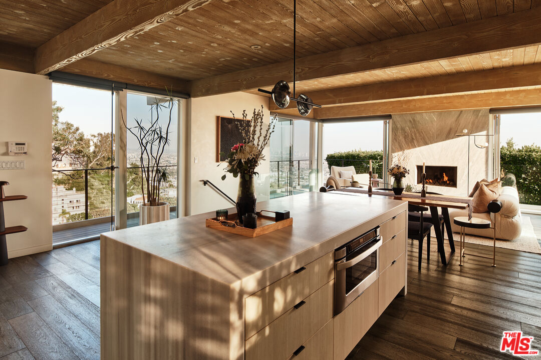 8521 W Hollywood Blvd