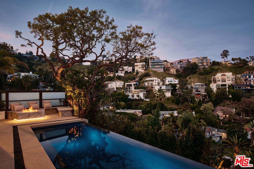 8521 W Hollywood Blvd