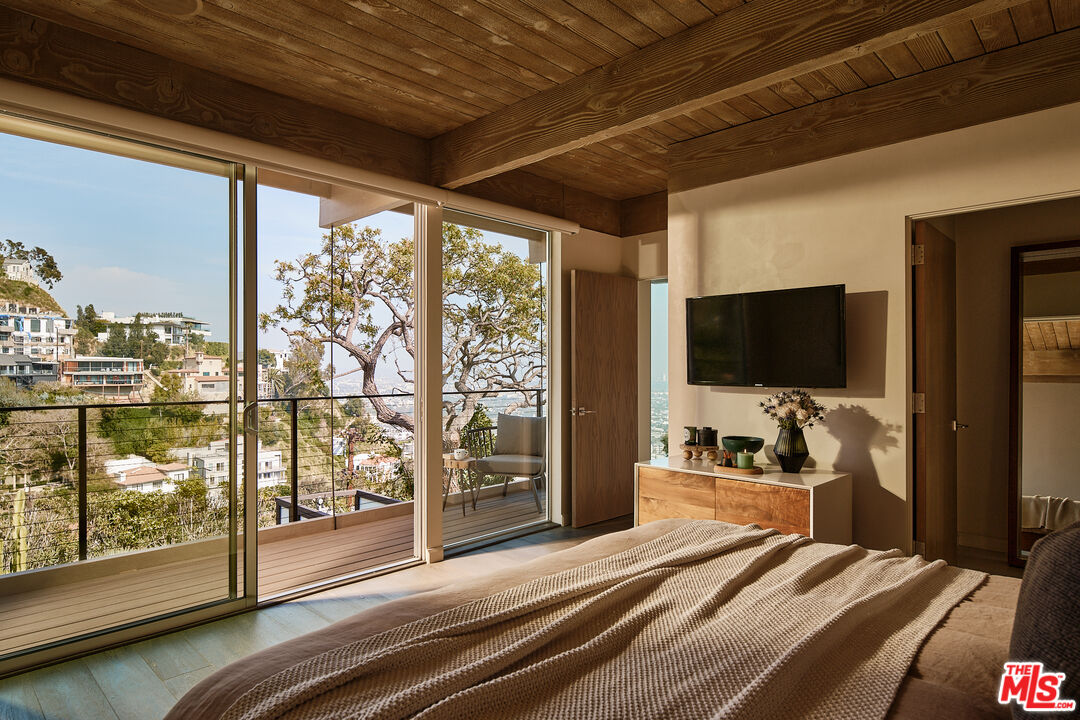 8521 W Hollywood Blvd