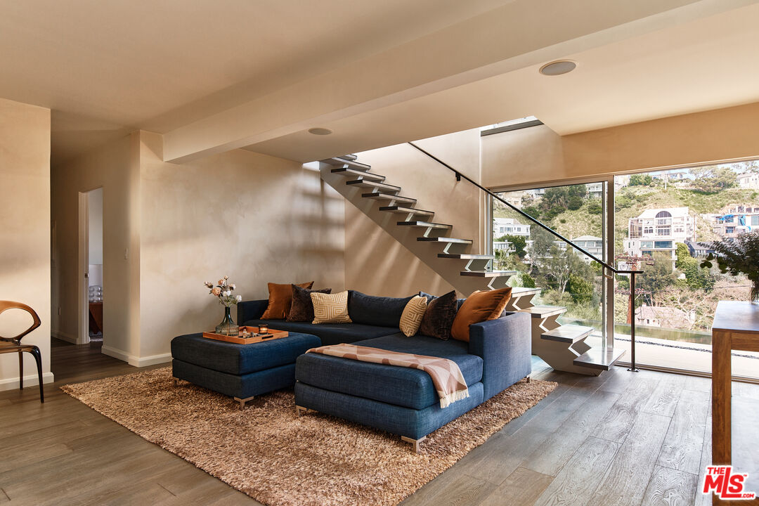 8521 W Hollywood Blvd