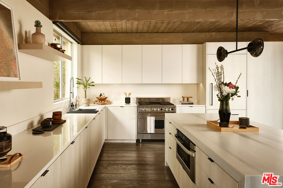 8521 W Hollywood Blvd