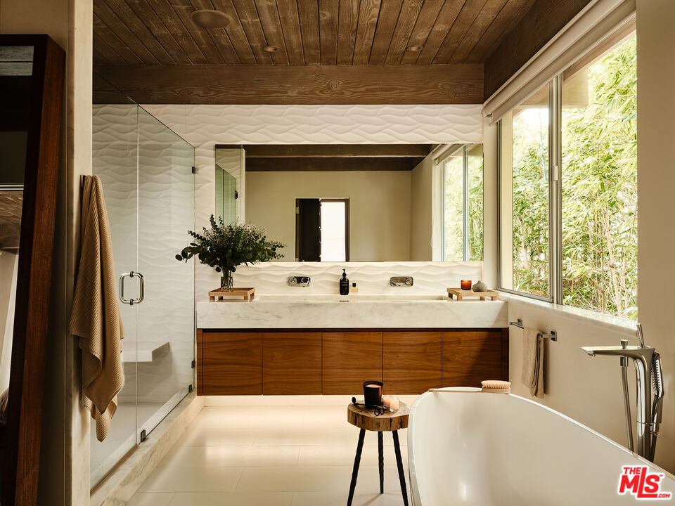 8521 W Hollywood Blvd