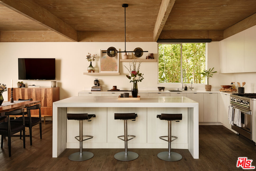 8521 W Hollywood Blvd