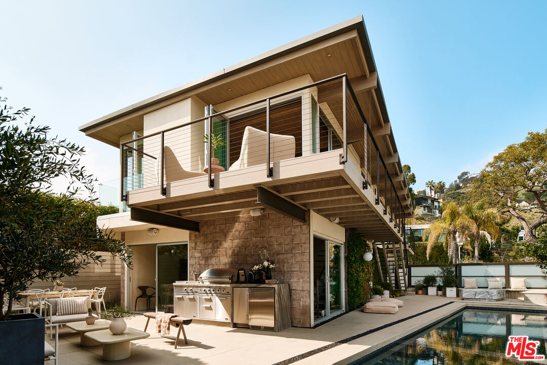 8521 W Hollywood Blvd