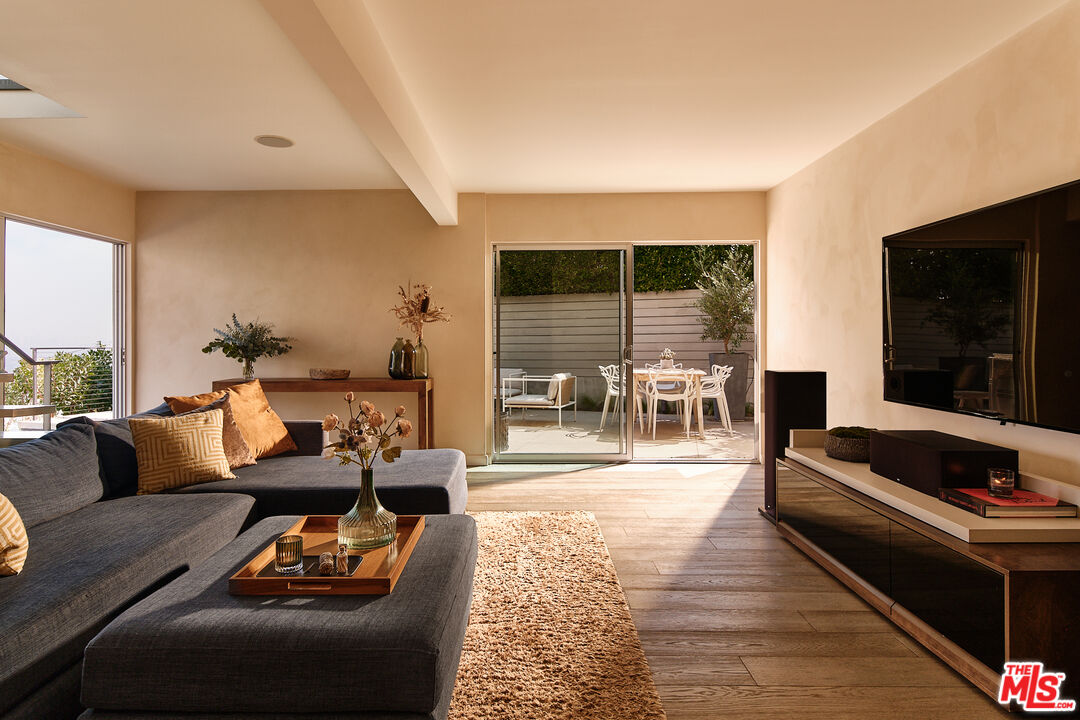 8521 W Hollywood Blvd