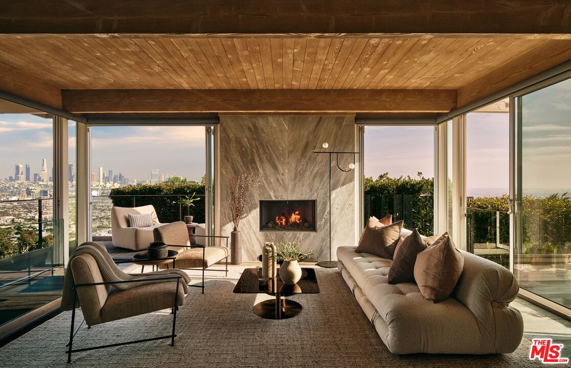 8521 W Hollywood Blvd