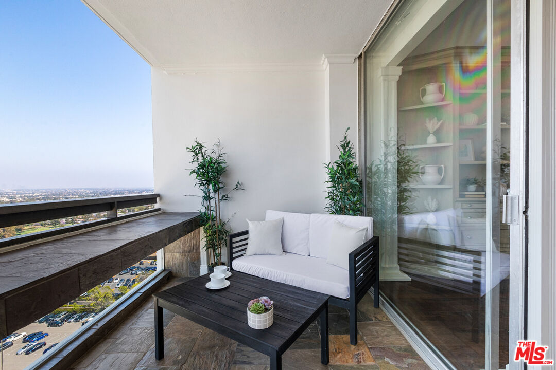 2222 Avenue Of The Stars Unit: 1506