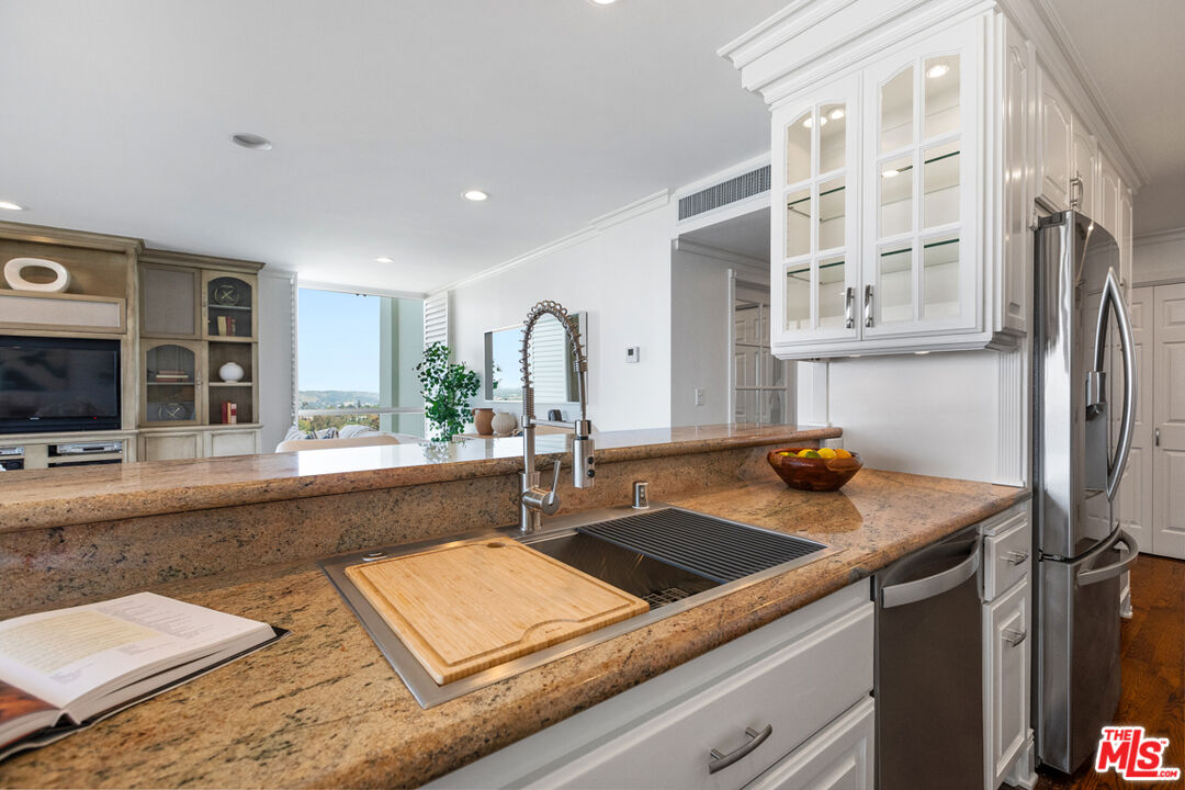 2222 Avenue Of The Stars Unit: 1506