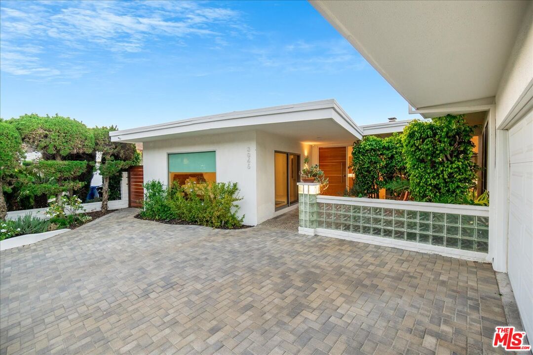 3065 Dona Susana Dr