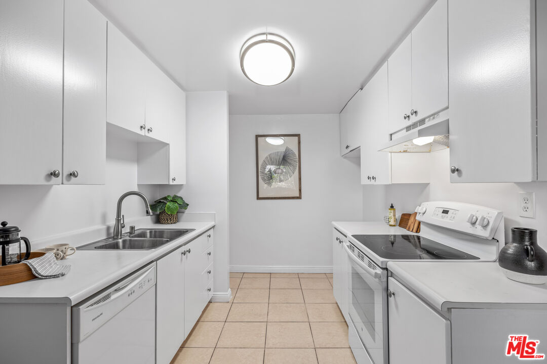 1146 E Lexington Dr Unit: 203