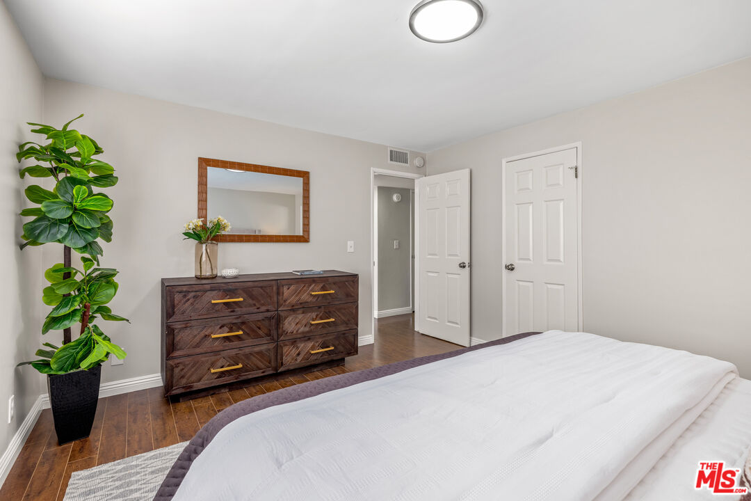 1146 E Lexington Dr Unit: 203