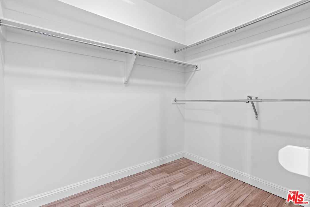 11805 Mayfield Ave Unit: 201