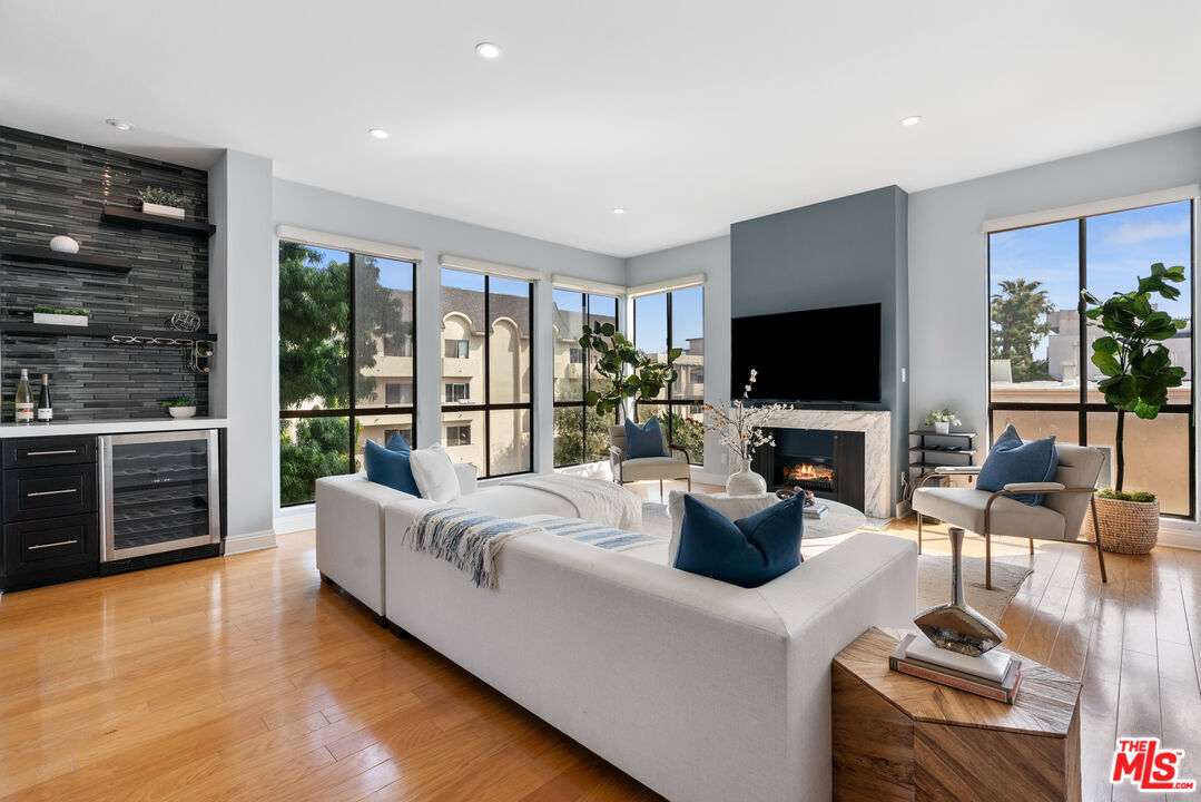 11805 Mayfield Ave Unit: 201