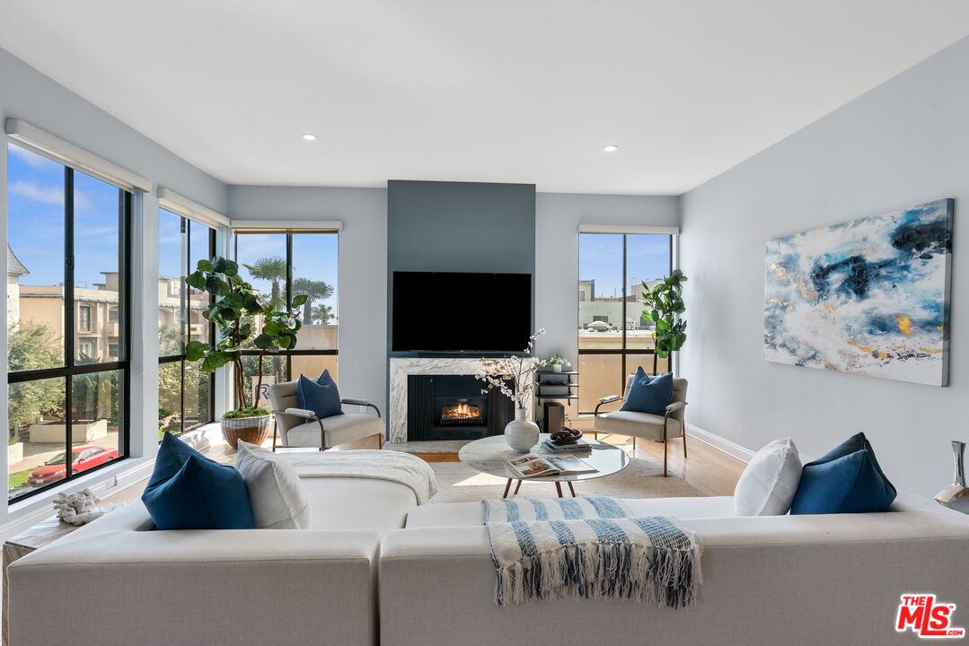 11805 Mayfield Ave Unit: 201