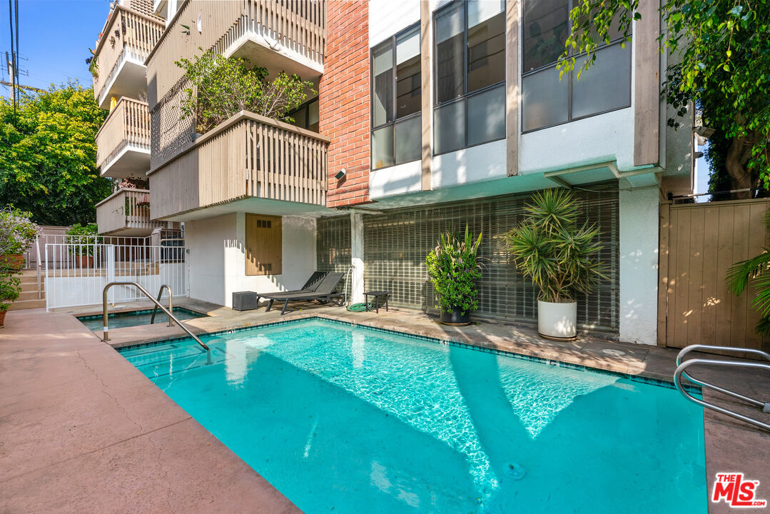11805 Mayfield Ave Unit: 201