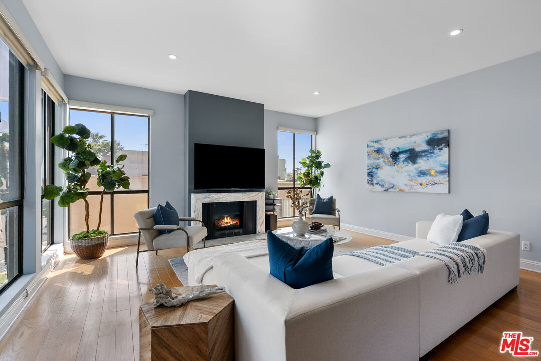 11805 Mayfield Ave Unit: 201