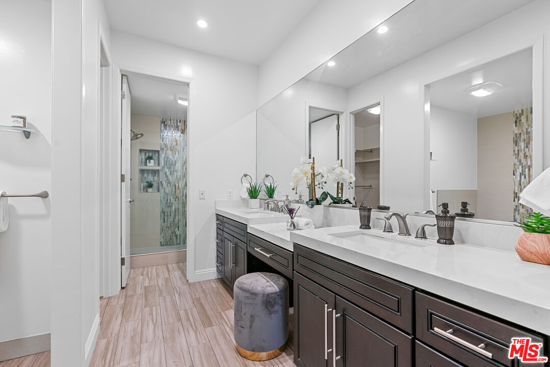 11805 Mayfield Ave Unit: 201