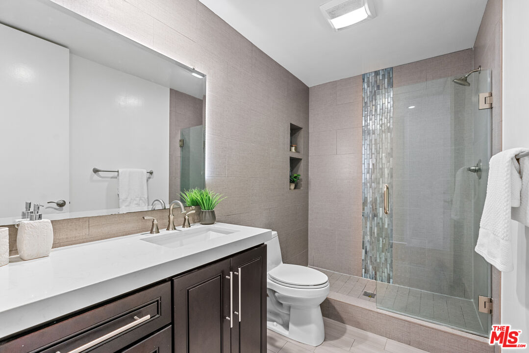 11805 Mayfield Ave Unit: 201