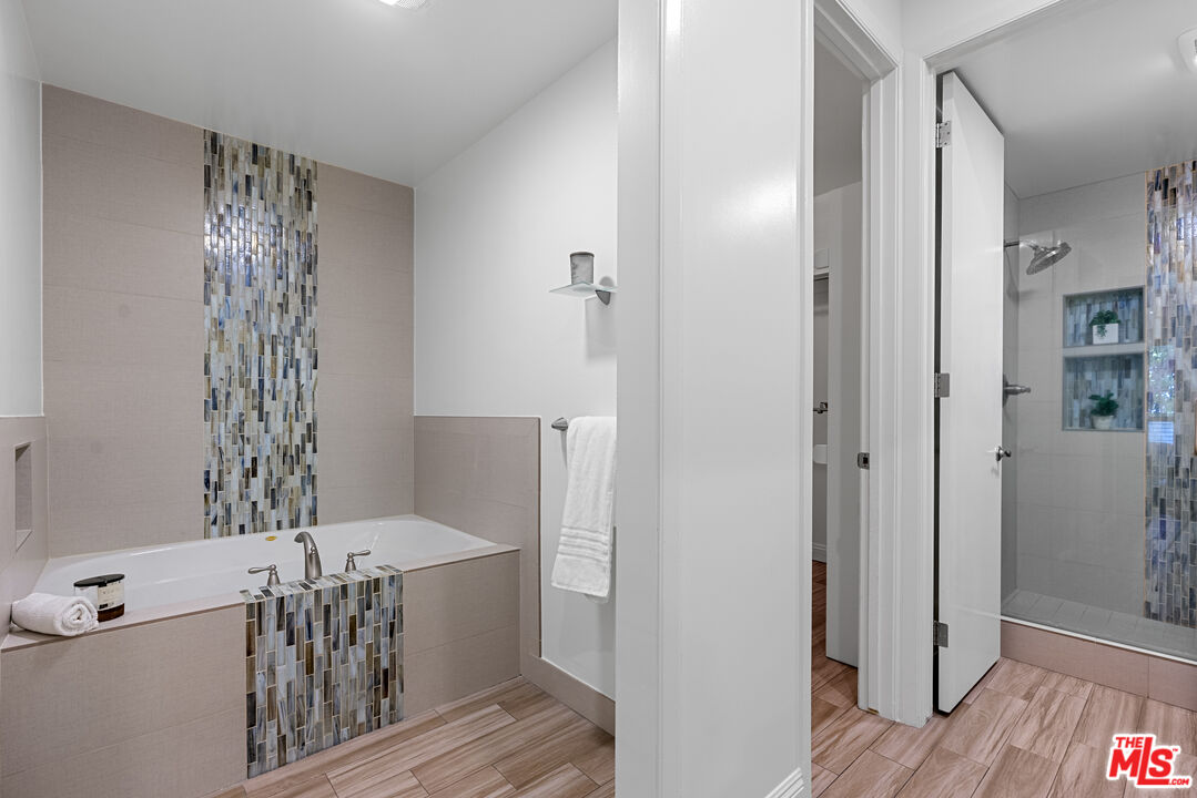 11805 Mayfield Ave Unit: 201
