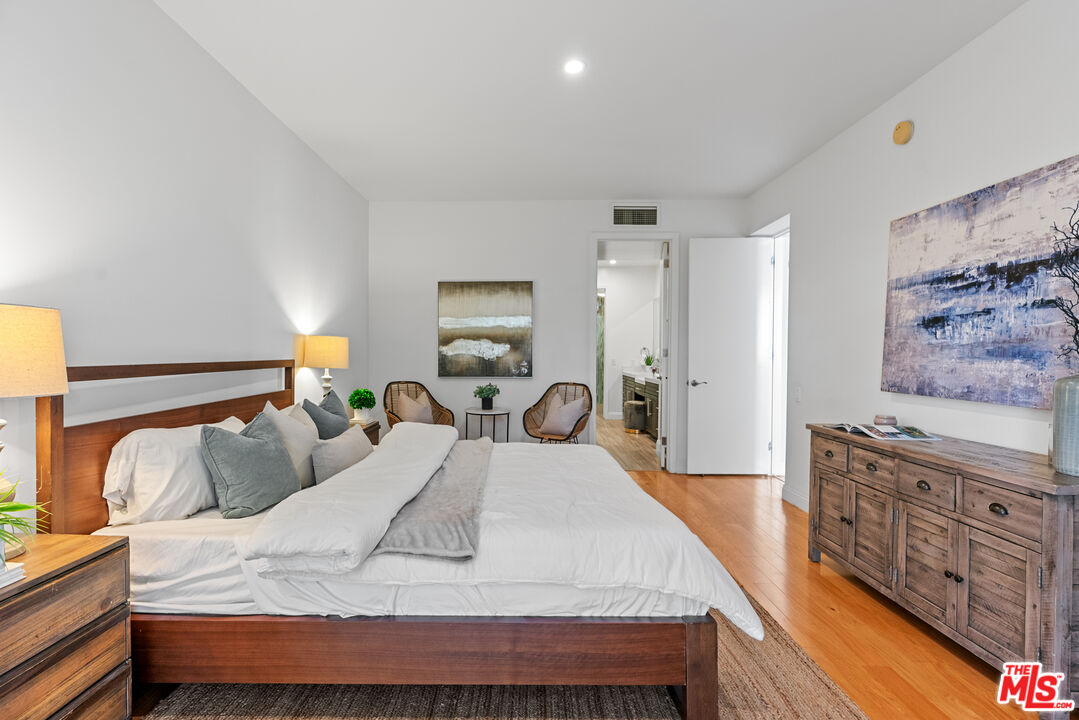 11805 Mayfield Ave Unit: 201