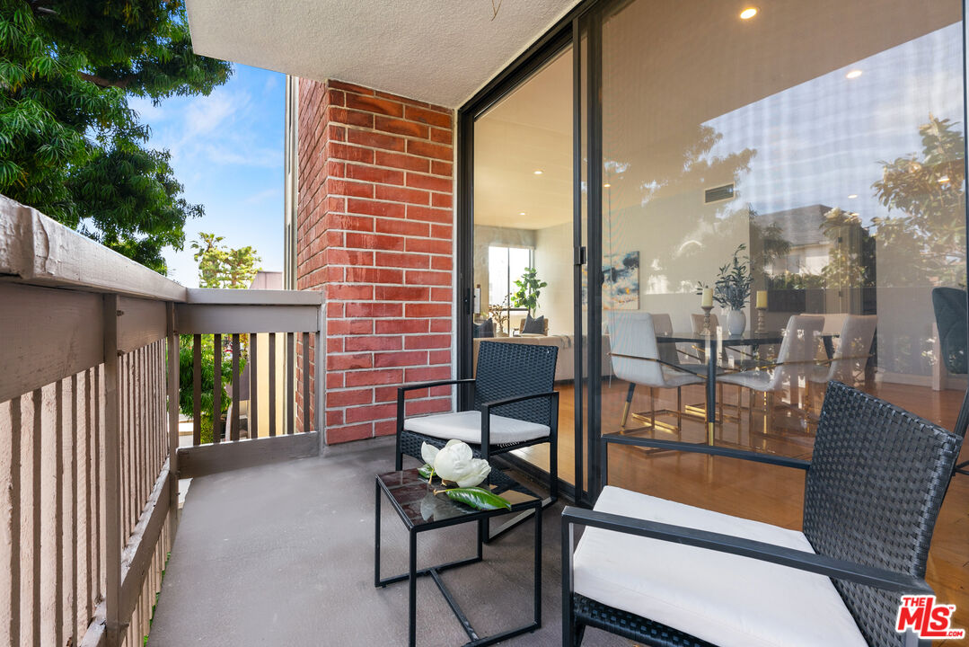 11805 Mayfield Ave Unit: 201