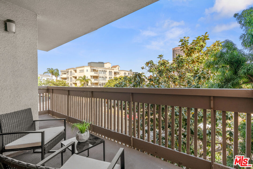 11805 Mayfield Ave Unit: 201